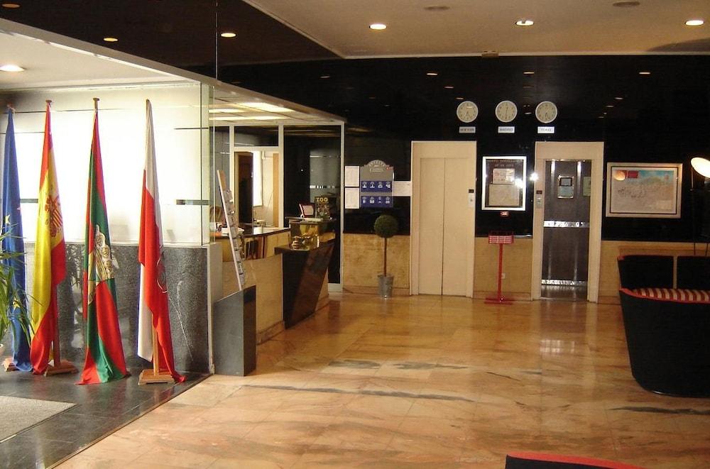 Celuisma Torrelavega Hotel Bagian luar foto