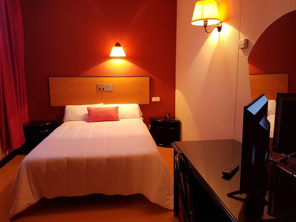 Celuisma Torrelavega Hotel Bagian luar foto