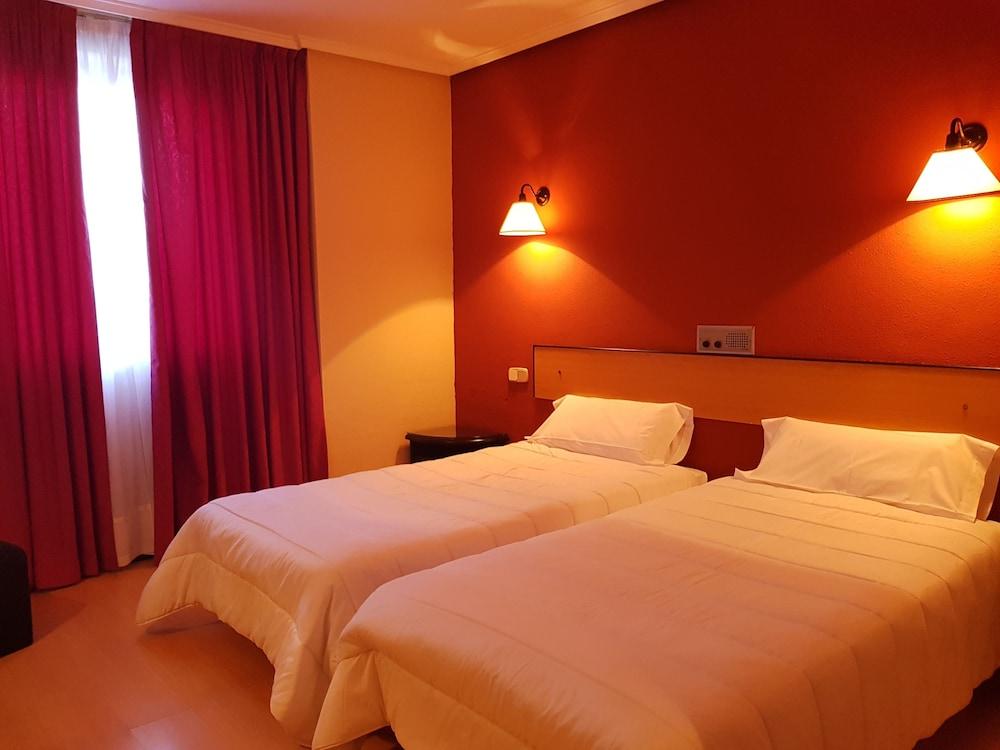 Celuisma Torrelavega Hotel Bagian luar foto