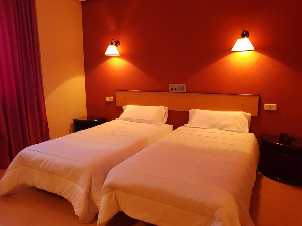 Celuisma Torrelavega Hotel Bagian luar foto