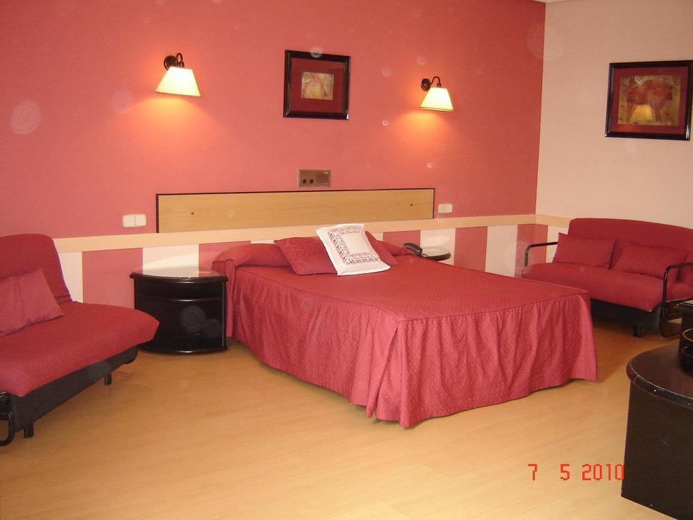 Celuisma Torrelavega Hotel Bagian luar foto