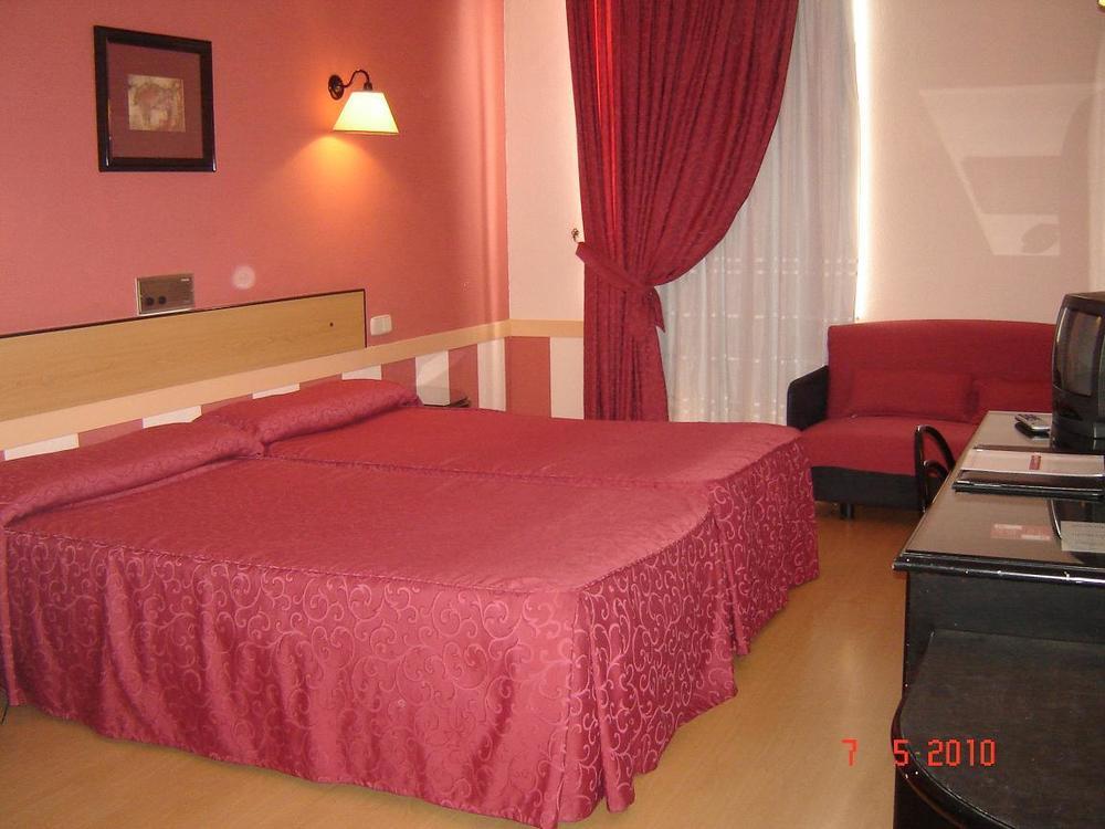 Celuisma Torrelavega Hotel Bagian luar foto